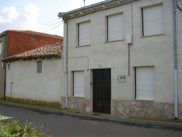 Casa-chalet en Venta en Valdefuentes del Páramo