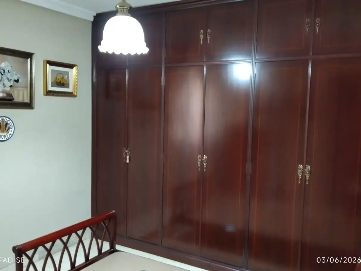 Piso en venta en Toledo, 5, Triana Oeste Habitación de Piso en venta en Sevilla con Aire acondicionado, Terraza y Amueblado