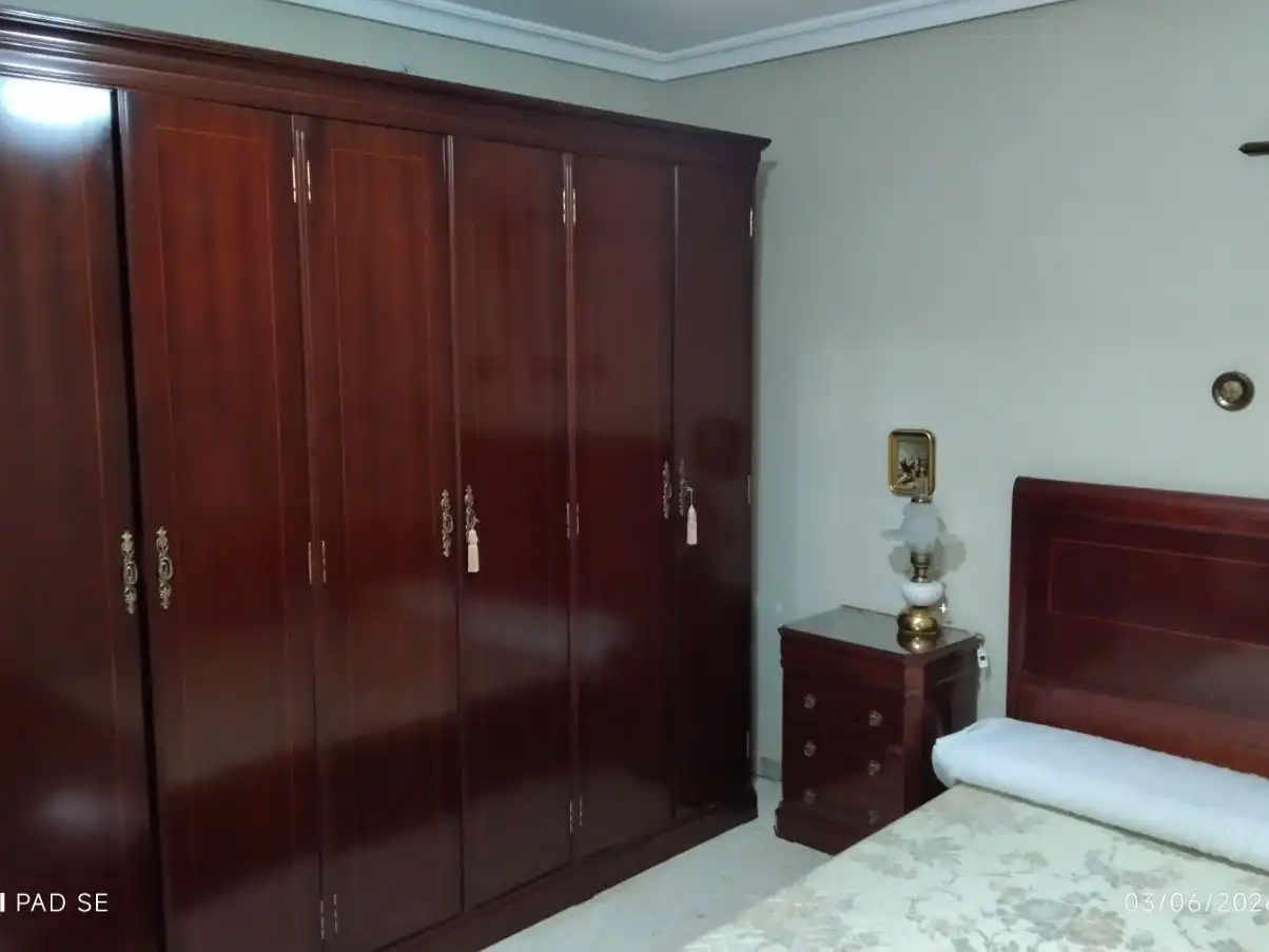 Piso en venta en Toledo, 5, Triana Oeste Habitación de Piso en venta en Sevilla con Aire acondicionado, Terraza y Amueblado