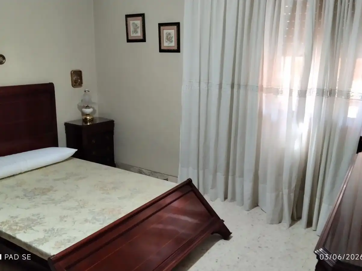 Piso en venta en Toledo, 5, Triana Oeste Habitación de Piso en venta en Sevilla con Aire acondicionado, Terraza y Amueblado