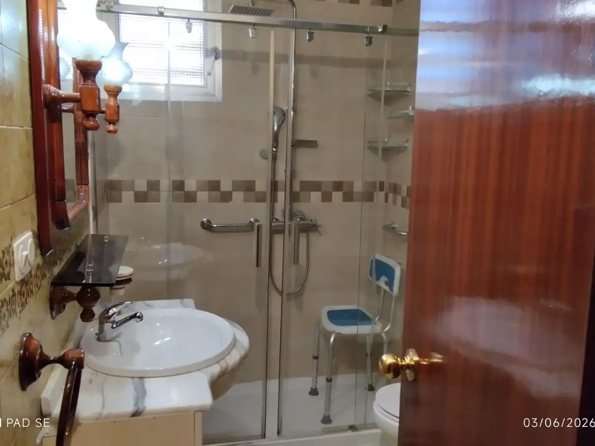 Piso en venta en Toledo, 5, Triana Oeste Baño de Piso en venta en Sevilla con Aire acondicionado, Terraza y Amueblado
