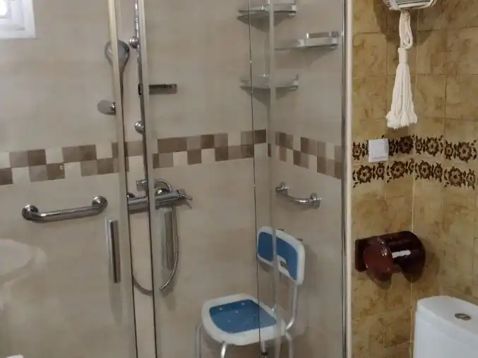 Piso en venta en Toledo, 5, Triana Oeste Baño de Piso en venta en Sevilla con Aire acondicionado, Terraza y Amueblado