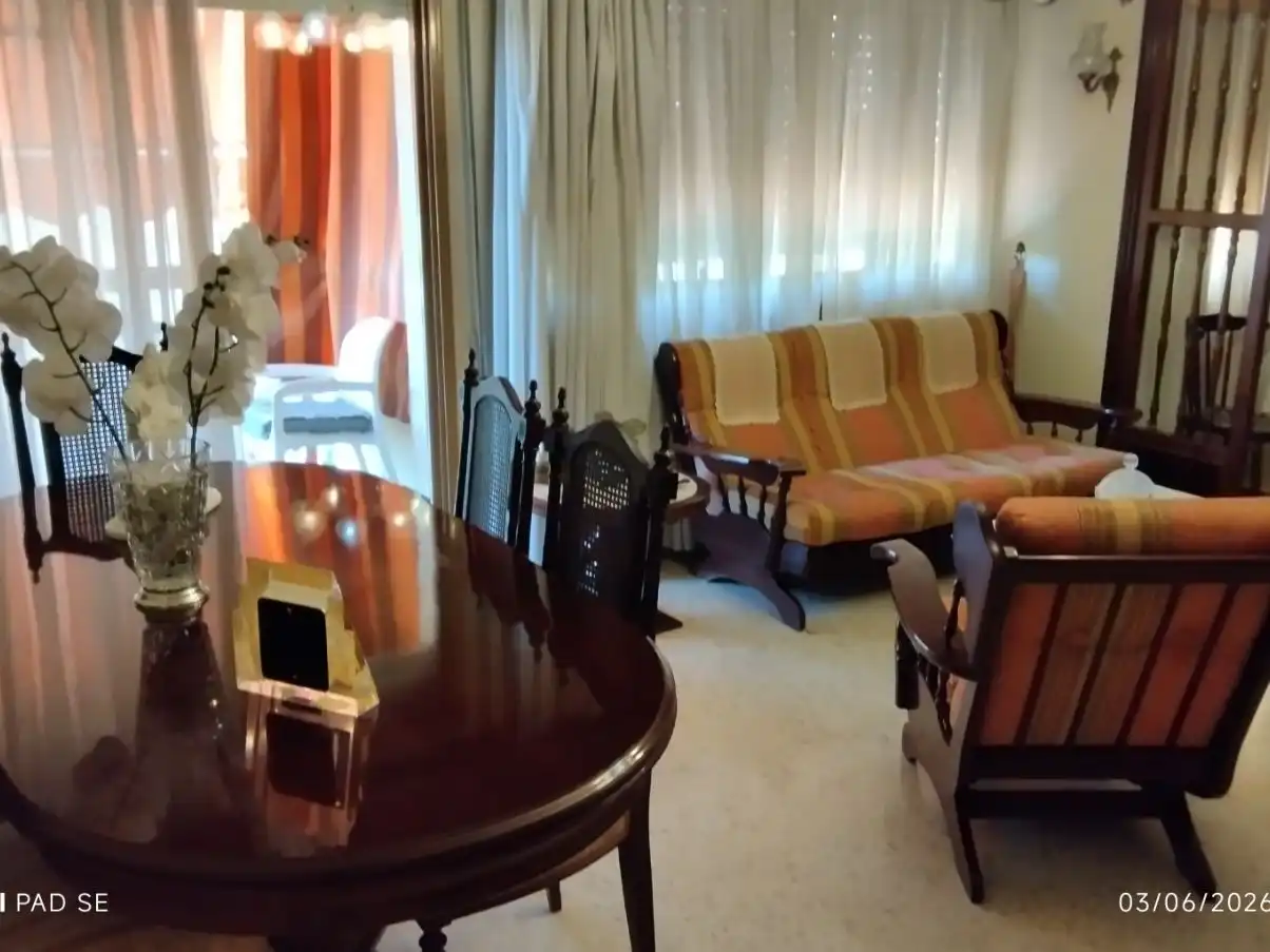 Piso en venta en Toledo, 5, Triana Oeste Sala de estar de Piso en venta en Sevilla con Aire acondicionado, Terraza y Amueblado