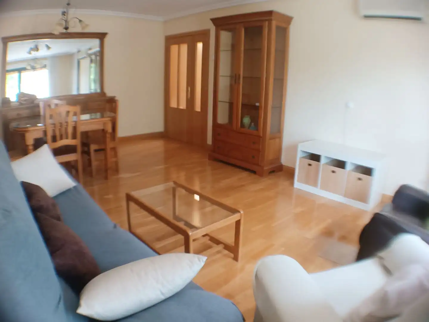 Sala d'estar de Pis per a compartir en Cuenca amb Calefacció, Parquet i Traster