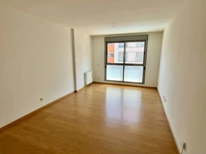 Piso en venta en Calle del Monasterio de Sobrado, 6, Montecarmelo Sala de estar de Piso en venta en Madrid con Calefacción, Parquet y Trastero