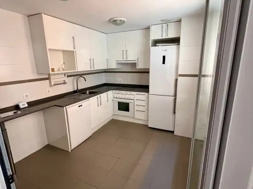 Piso en venta en Calle del Monasterio de Sobrado, 6, Montecarmelo Cocina de Piso en venta en Madrid con Calefacción, Parquet y Trastero