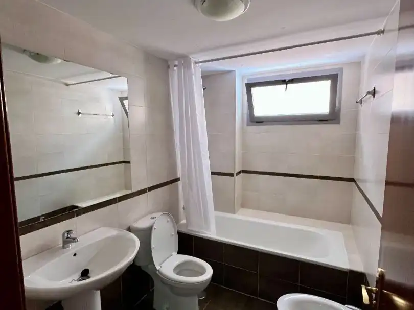 Piso en venta en Calle del Monasterio de Sobrado, 6, Montecarmelo Baño de Piso en venta en Madrid con Calefacción, Parquet y Trastero