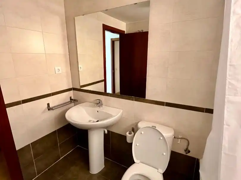 Piso en venta en Calle del Monasterio de Sobrado, 6, Montecarmelo Baño de Piso en venta en Madrid con Calefacción, Parquet y Trastero