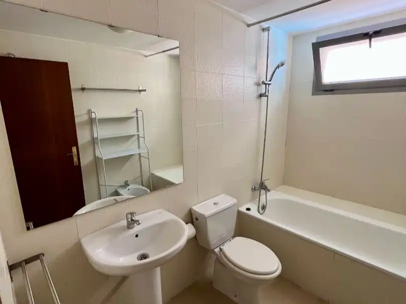 Piso en venta en Calle del Monasterio de Sobrado, 6, Montecarmelo Baño de Piso en venta en Madrid con Calefacción, Parquet y Trastero
