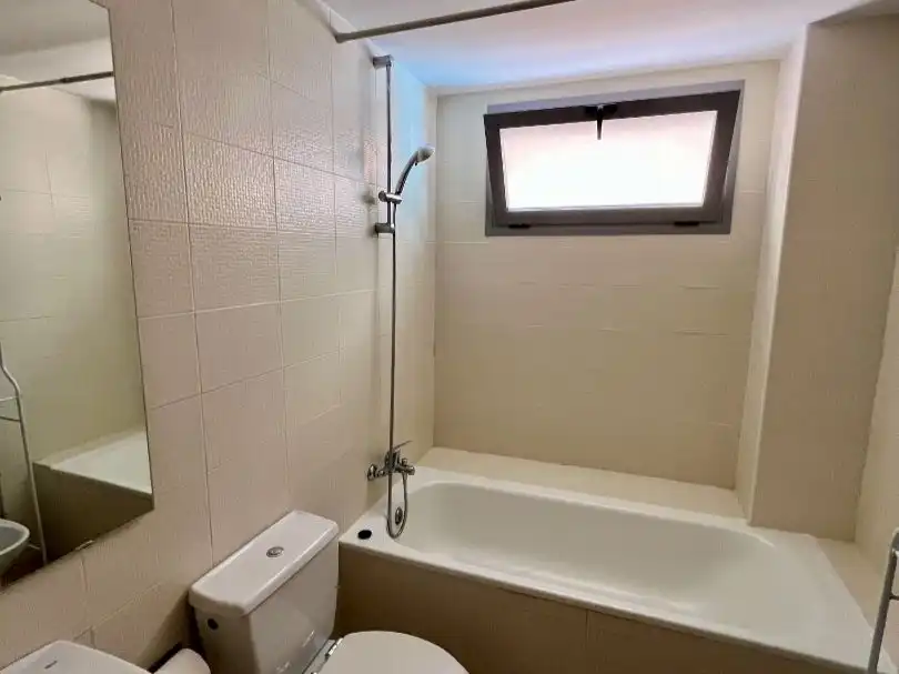 Piso en venta en Calle del Monasterio de Sobrado, 6, Montecarmelo Baño de Piso en venta en Madrid con Calefacción, Parquet y Trastero