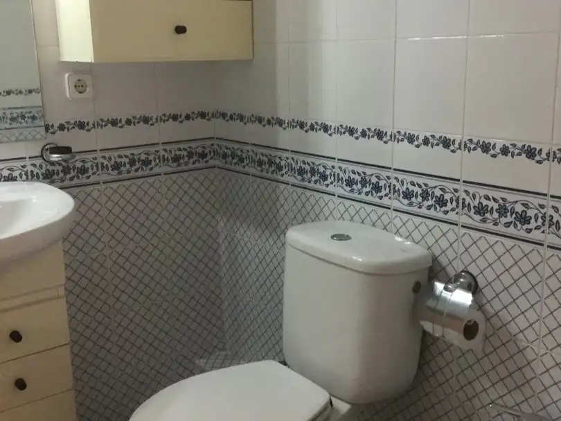 Bany de Pis de lloguer en Sevilla amb Aire condicionat, Calefacció i Moblat