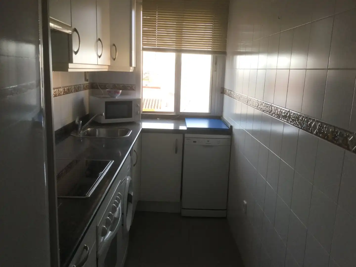 Cuina de Pis de lloguer en Sevilla amb Aire condicionat, Calefacció i Moblat