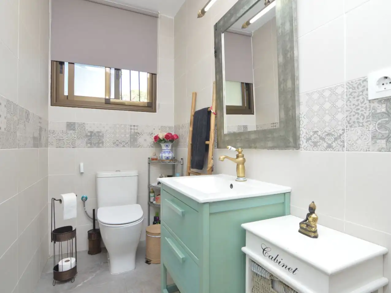 Houses for sale in Calle Valencia, 13, Chiva Bathroom of Houses for sale in Chiva with Air Conditioner, Terrace and Swimming Pool