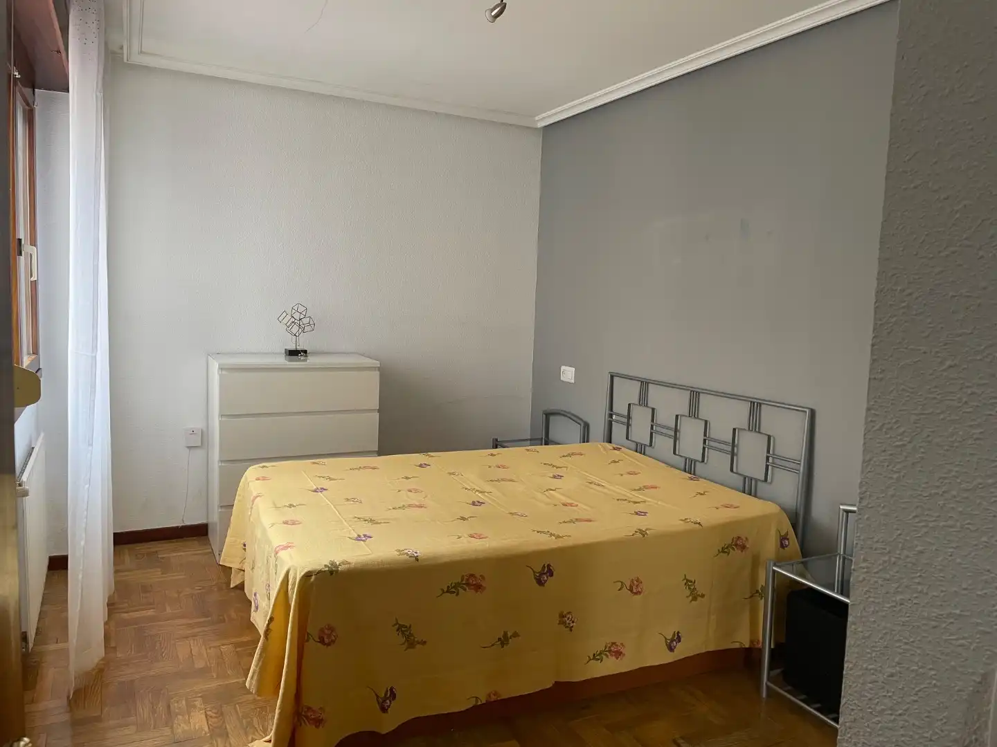 Apartament de lloguer a Calle del Padre Buenaventura de Paredes, 6, Milán - Pumarín Dormitori de Apartament de lloguer en Oviedo