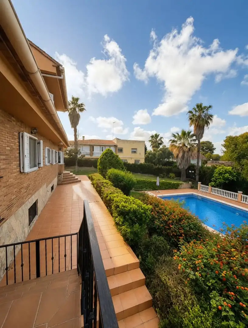 Vista exterior de Casa o xalet en venda en Picassent amb Terrassa, Piscina i Balcó