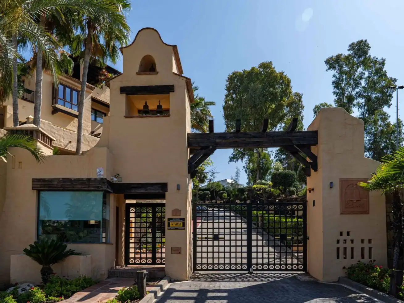 Vista exterior de Apartamento para compartir en Estepona con Aire acondicionado, Calefacción y Piscina