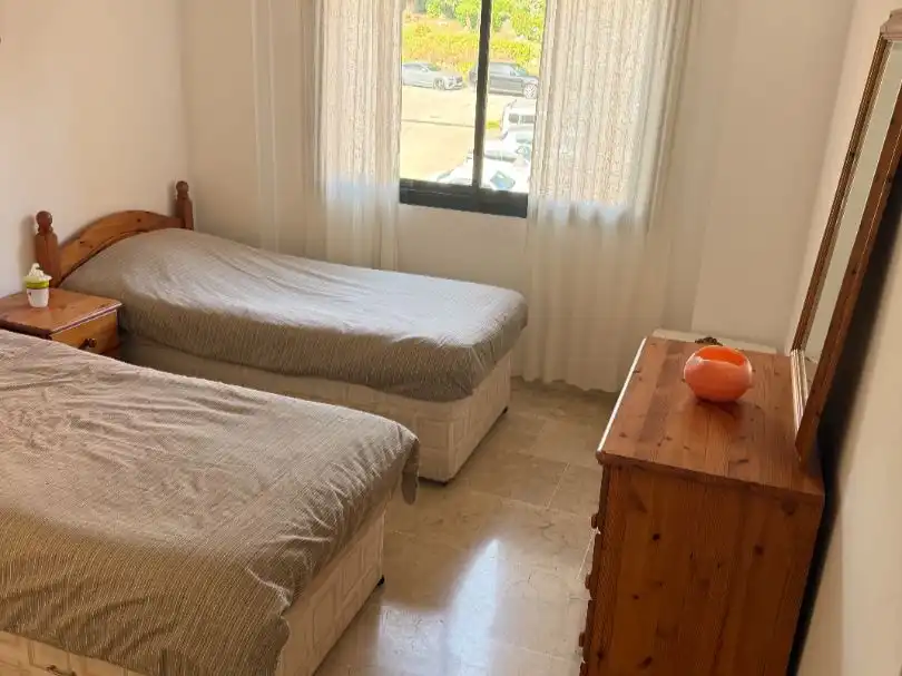Habitación de Apartamento para compartir en Estepona con Aire acondicionado, Calefacción y Piscina