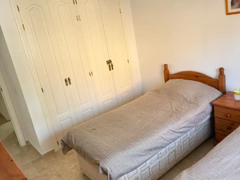 Habitación de Apartamento para compartir en Estepona con Aire acondicionado, Calefacción y Piscina