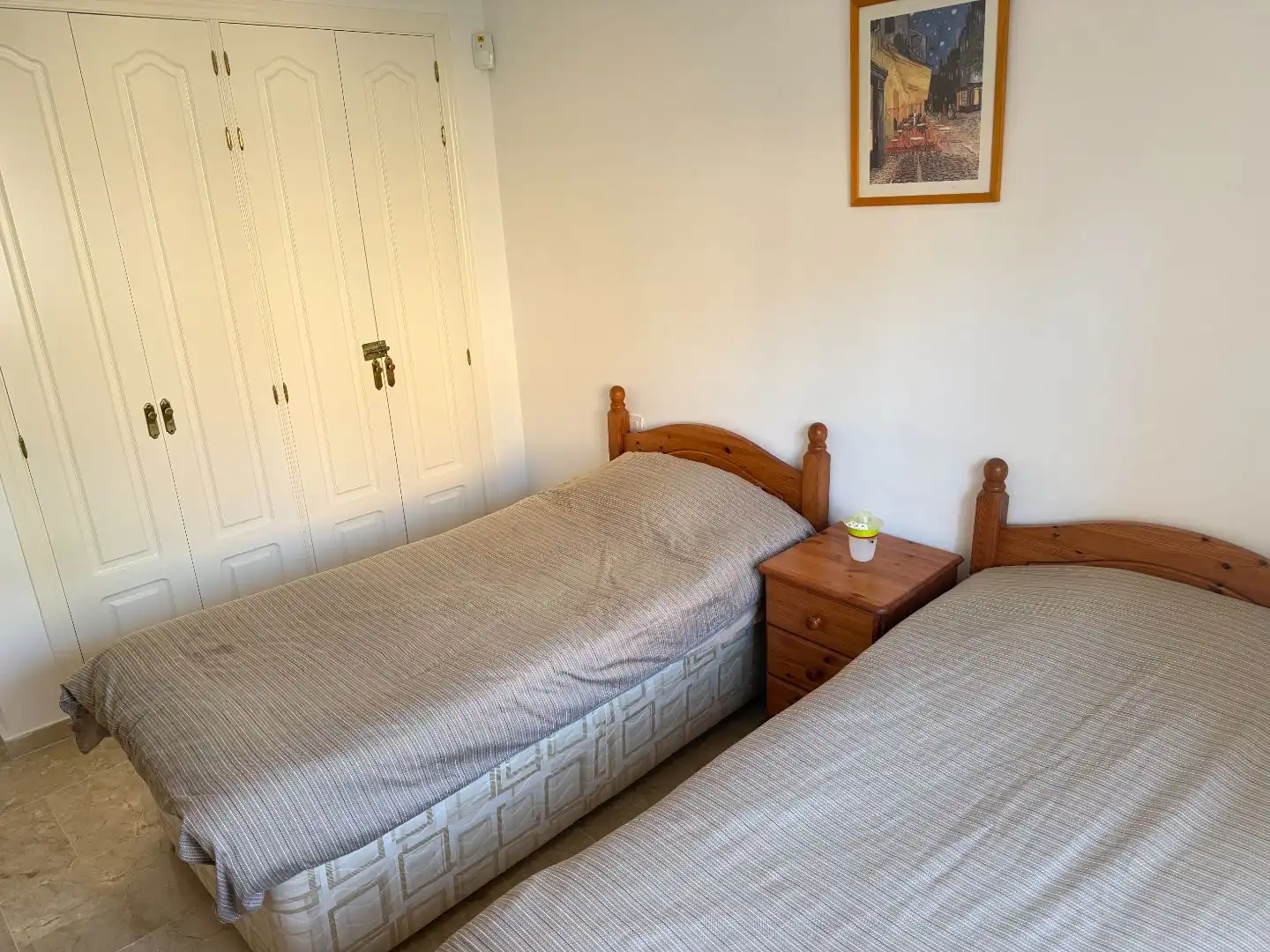 Habitación de Apartamento para compartir en Estepona con Aire acondicionado, Calefacción y Piscina