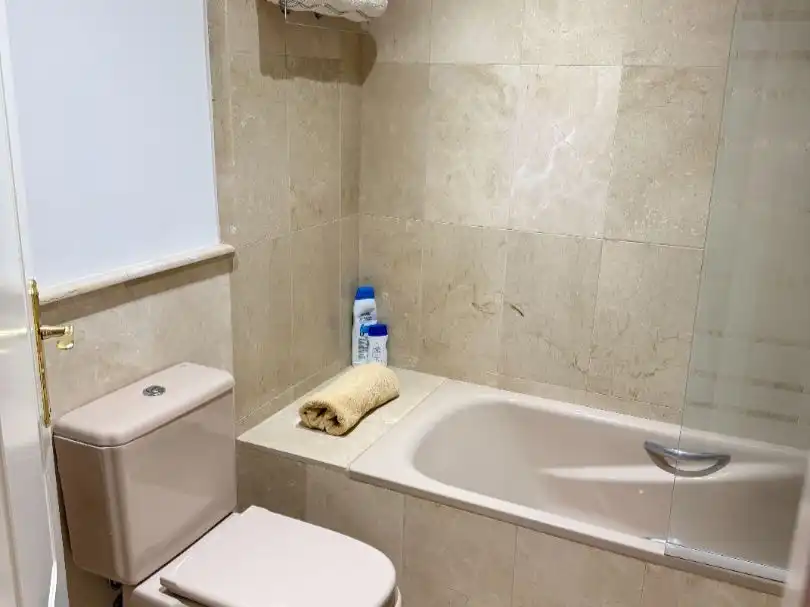 Baño de Apartamento para compartir en Estepona con Aire acondicionado, Calefacción y Piscina