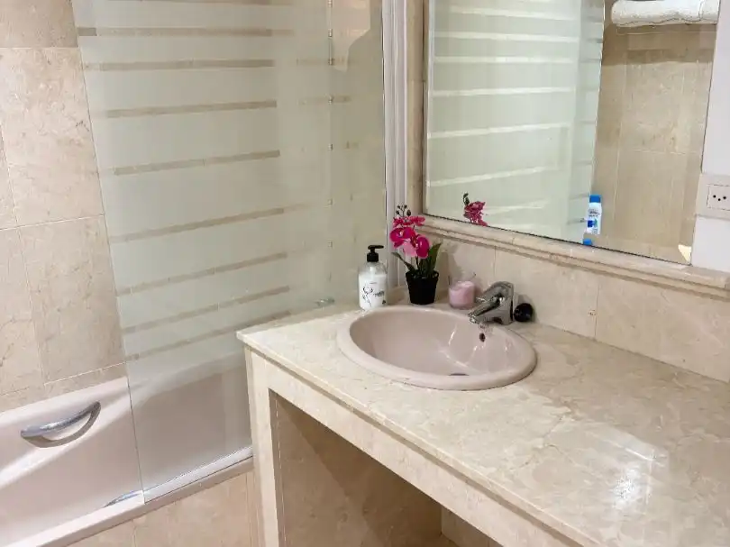 Baño de Apartamento para compartir en Estepona con Aire acondicionado, Calefacción y Piscina