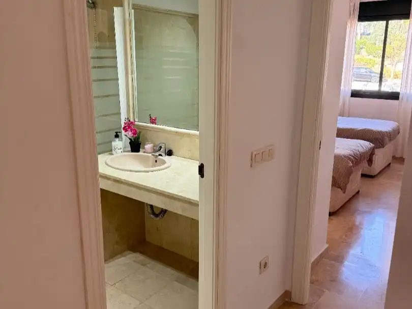 Baño de Apartamento para compartir en Estepona con Aire acondicionado, Calefacción y Piscina