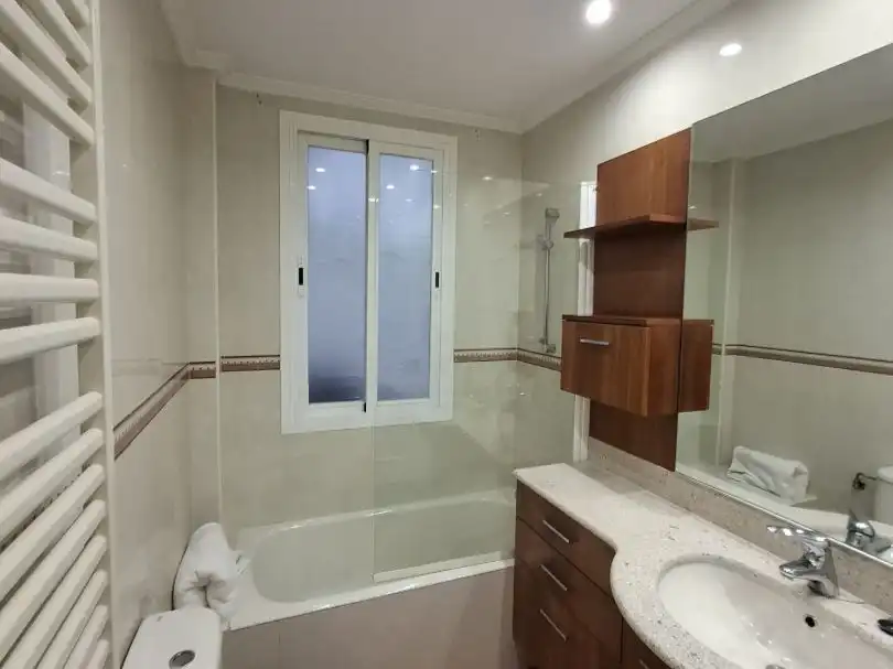 Flat for rent in Calle Marqués de la Ensenada, 36, Residencia Bathroom of Flat for rent in Logroño with Heating, Parquet flooring and Terrace