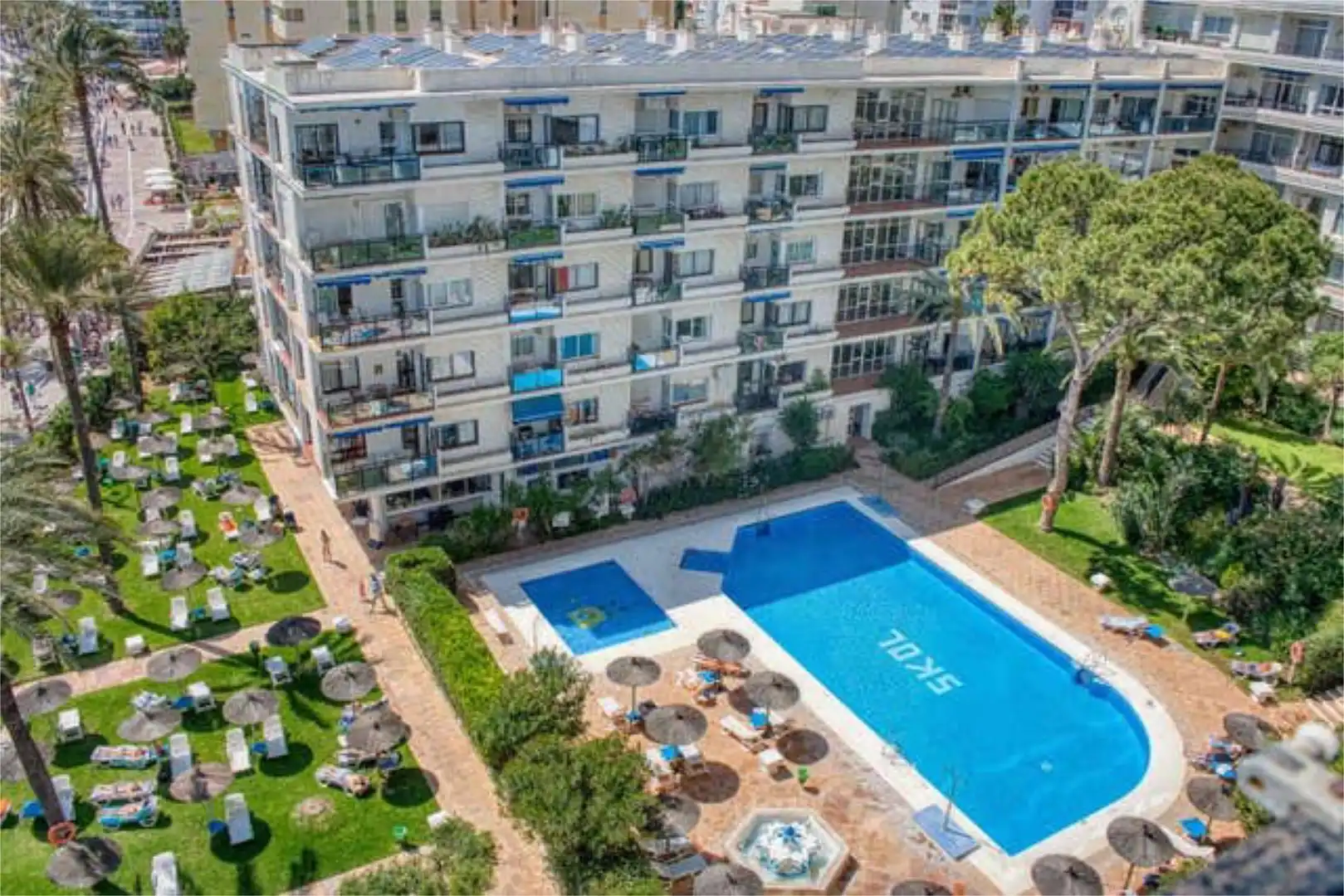 Loft zum Verkauf in Fuengirola Außenansicht von Loft zum Verkauf in Fuengirola mit Terrasse und Schwimmbad