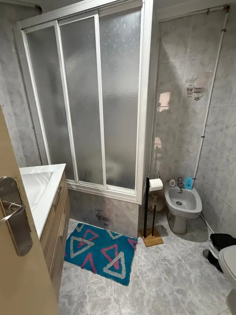 Flat for rent in Calle Cuatro, 8, Centro Bathroom of Flat for rent in Móstoles with Air Conditioner, Terrace and Balcony