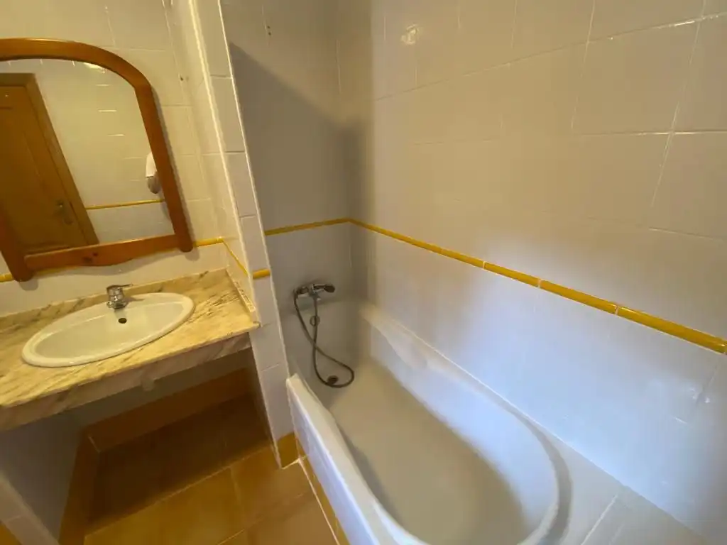 Flat for rent in Carrer d'Ernest Anastasio, El Cabanyal - El Canyamelar Bathroom of Flat for rent in Valencia with Air Conditioner, Heating and Parquet flooring