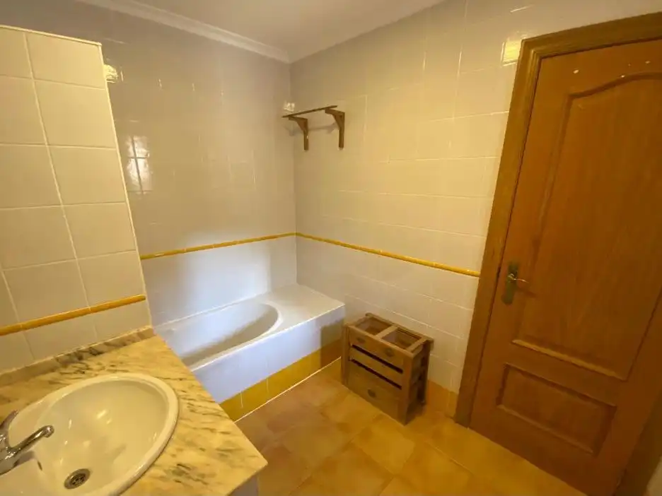 Flat for rent in Carrer d'Ernest Anastasio, El Cabanyal - El Canyamelar Bathroom of Flat for rent in Valencia with Air Conditioner, Heating and Parquet flooring