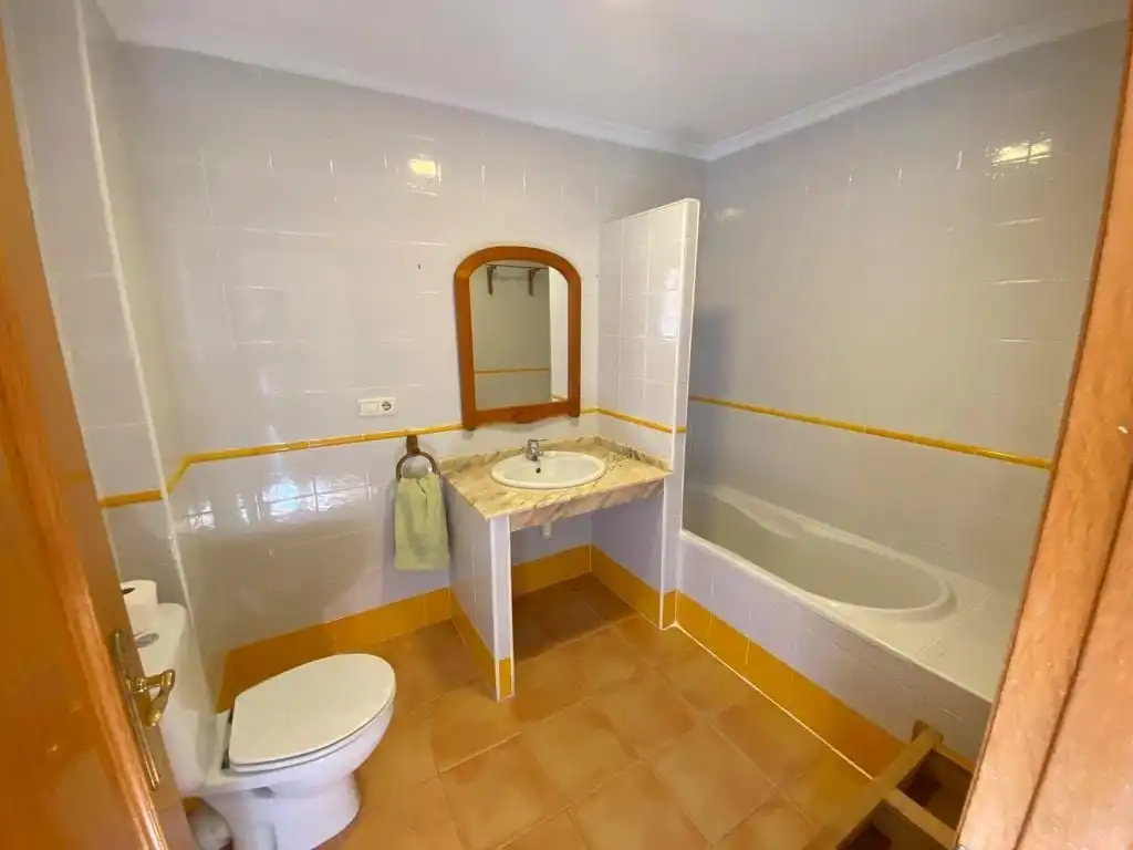 Flat for rent in Carrer d'Ernest Anastasio, El Cabanyal - El Canyamelar Bathroom of Flat for rent in Valencia with Air Conditioner, Heating and Parquet flooring