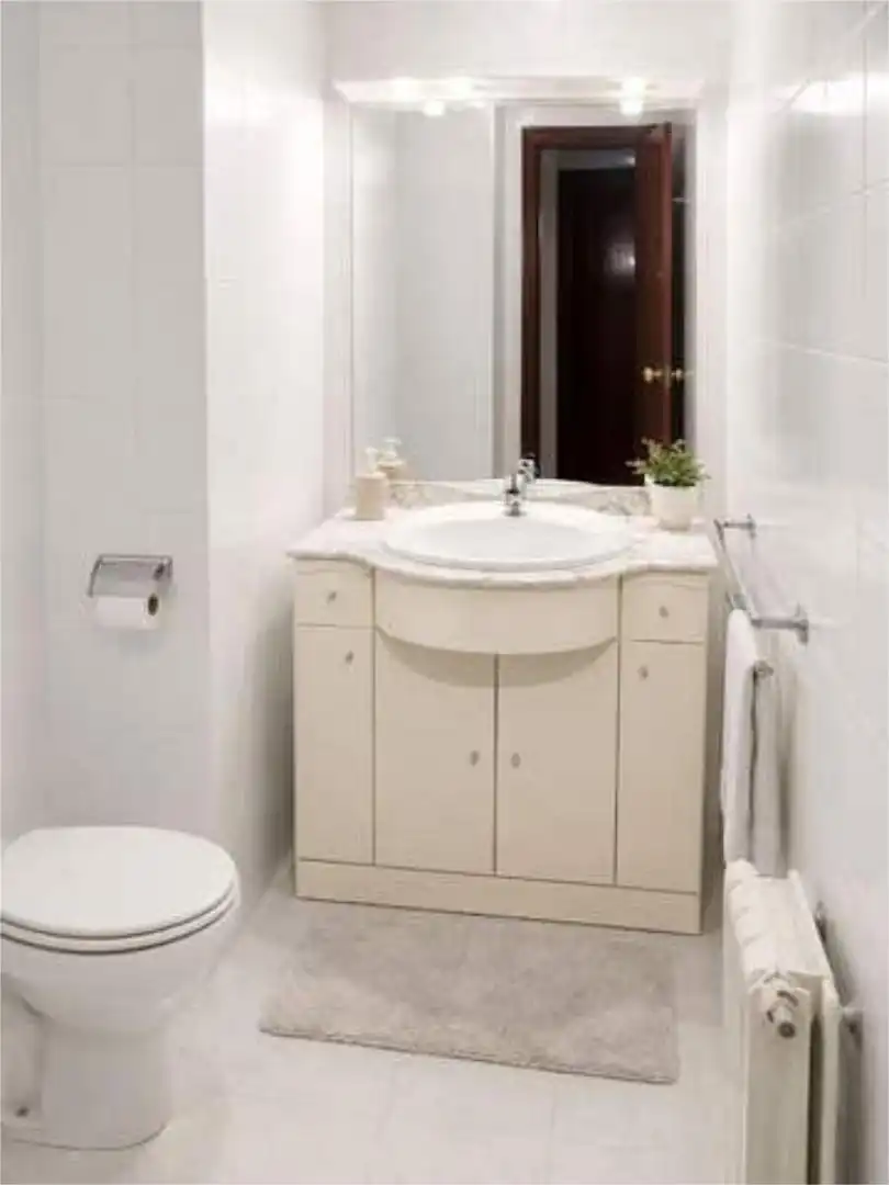 Flat for rent in San Bernardo Bathroom of Flat for rent in Salamanca with Heating, Terrace and Furnished