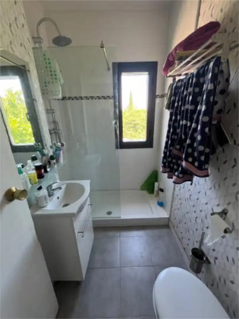 Casa adosada en venta en Paracuellos de la Ribera Baño de Casa adosada en venta en Paracuellos de la Ribera con Jardín privado, Terraza y Trastero