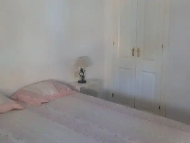 Schlafzimmer von Dachboden zur Miete in Camas mit Klimaanlage, Heizung und Privatgarten