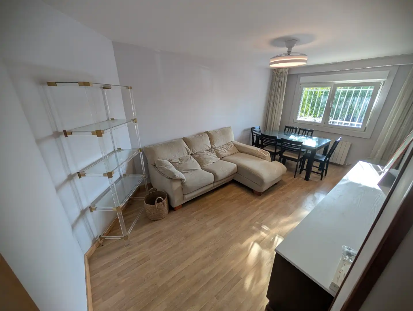 Piso de alquiler en Calle de la Isla de Rodas, 36, Tres Olivos - Valverde Sala de estar de Piso de alquiler en Madrid con Calefacción, Parquet y Amueblado