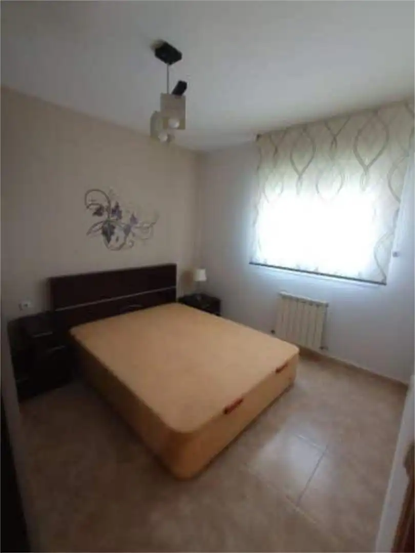 Piso de alquiler en Cuéllar Habitación de Piso de alquiler en Cuéllar con Calefacción, Terraza y Amueblado