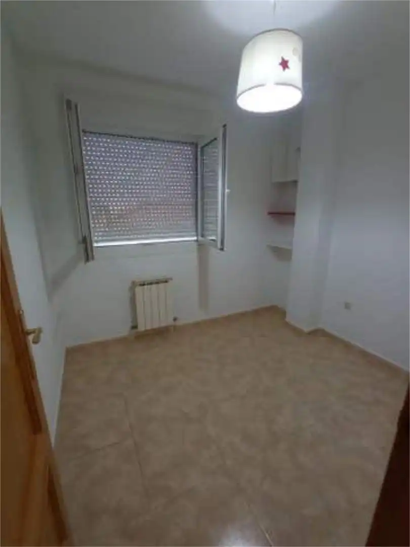 Piso de alquiler en Cuéllar Habitación de Piso de alquiler en Cuéllar con Calefacción, Terraza y Amueblado