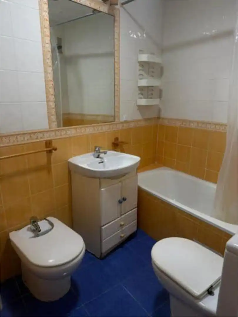 Piso en venta en Juan de Borbón Baño de Piso en venta en Murcia con Jardín privado, Trastero y Amueblado