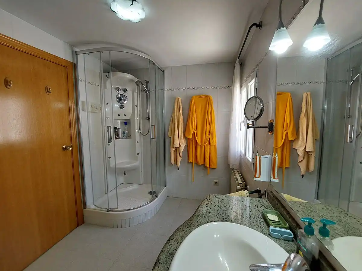 Casa o xalet en venda a Aluche Bany de Casa o xalet en venda en Madrid amb Aire condicionat, Calefacció i Parquet
