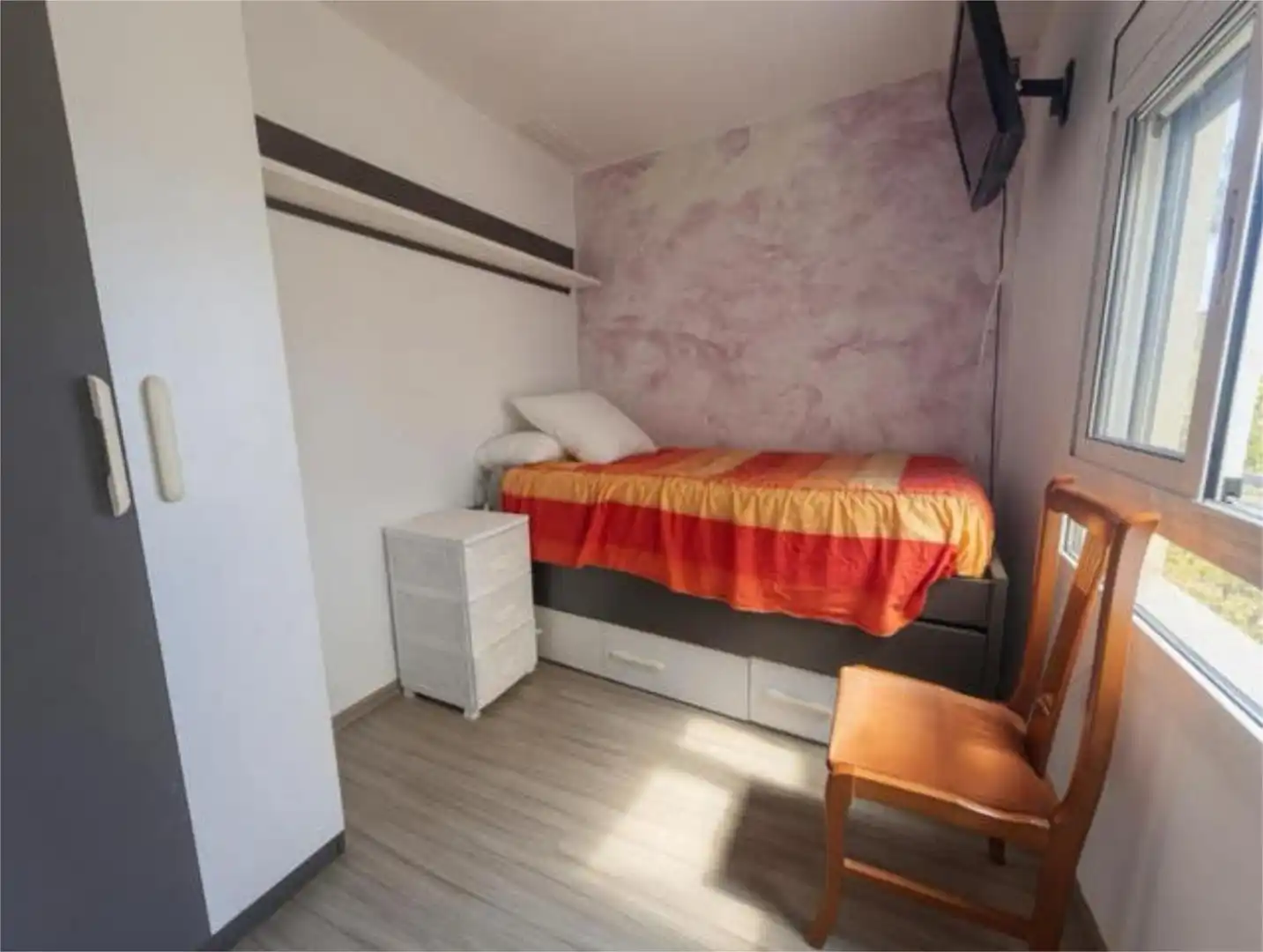 Casa adosada en venta en Sant Joan - TV3 Habitación de Casa adosada en venta en Sant Joan Despí con Terraza