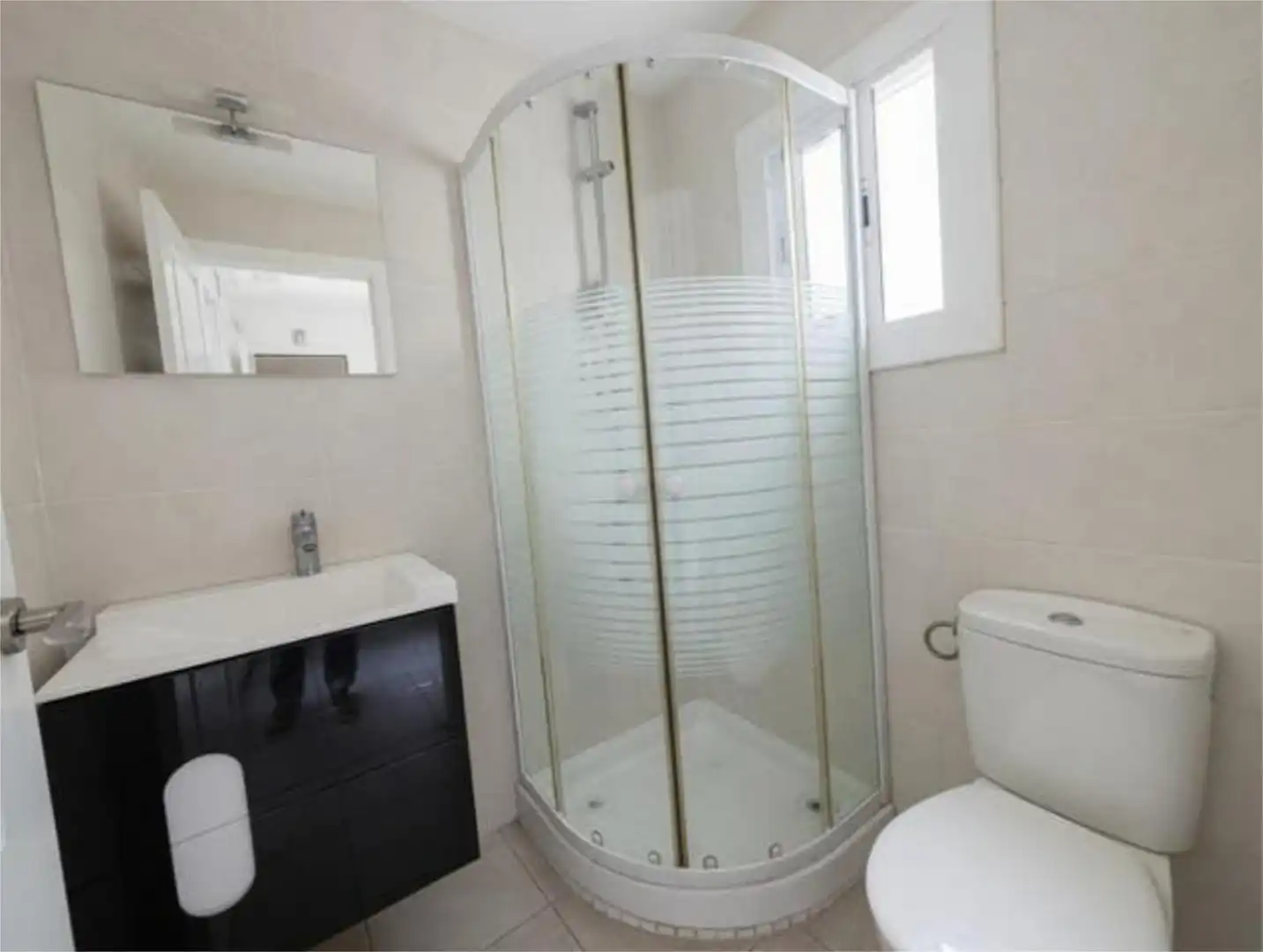 Casa adosada en venta en Sant Joan - TV3 Baño de Casa adosada en venta en Sant Joan Despí con Terraza