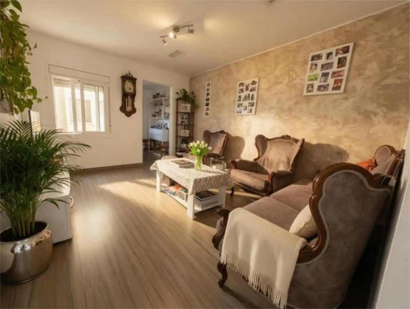 Casa adosada en venta en Sant Joan - TV3 Sala de estar de Casa adosada en venta en Sant Joan Despí con Terraza