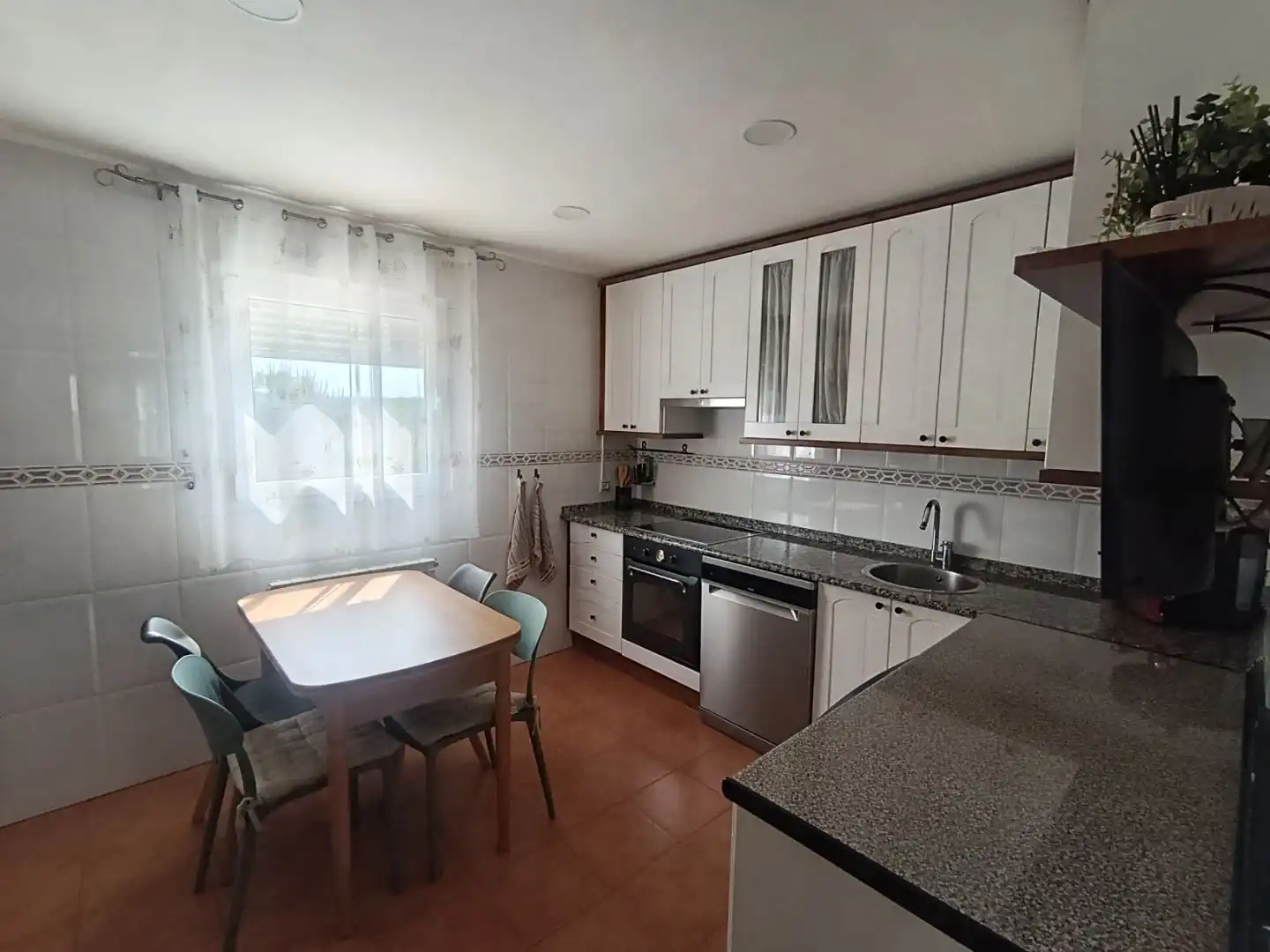 Casa adosada en venta en Calle El Campillo, 15, Hontoria de la Cantera Cocina de Casa adosada en venta en Hontoria de la Cantera con Jardín privado, Terraza y Parking comunitario