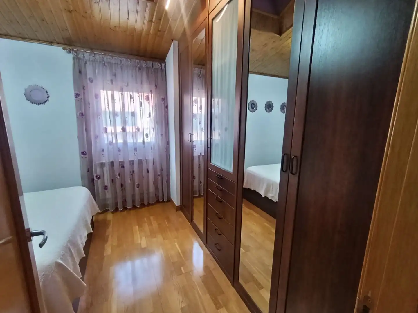 Casa adosada en venta en Calle El Campillo, 15, Hontoria de la Cantera Habitación de Casa adosada en venta en Hontoria de la Cantera con Jardín privado, Terraza y Parking comunitario