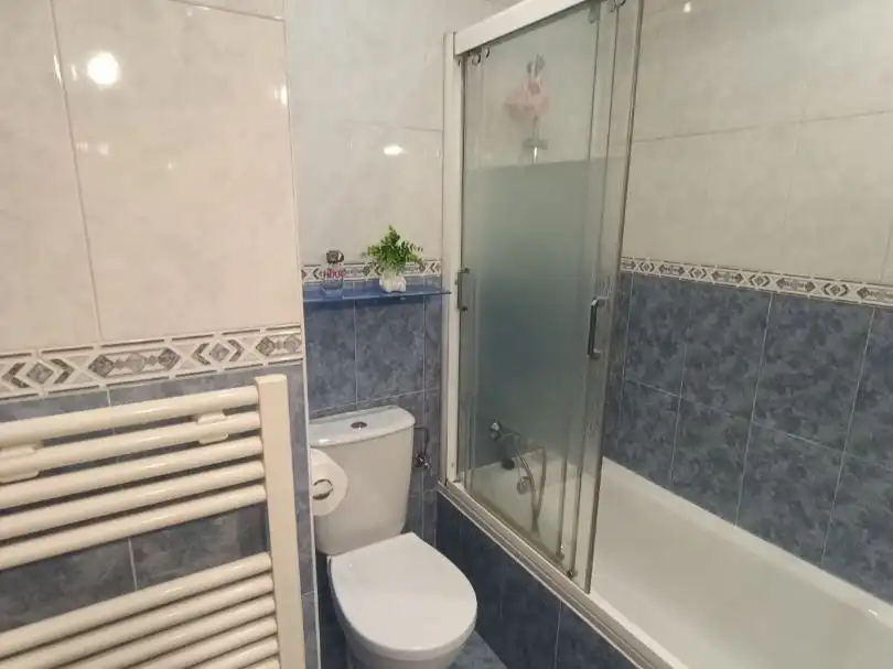 Casa adosada en venta en Calle El Campillo, 15, Hontoria de la Cantera Baño de Casa adosada en venta en Hontoria de la Cantera con Jardín privado, Terraza y Parking comunitario