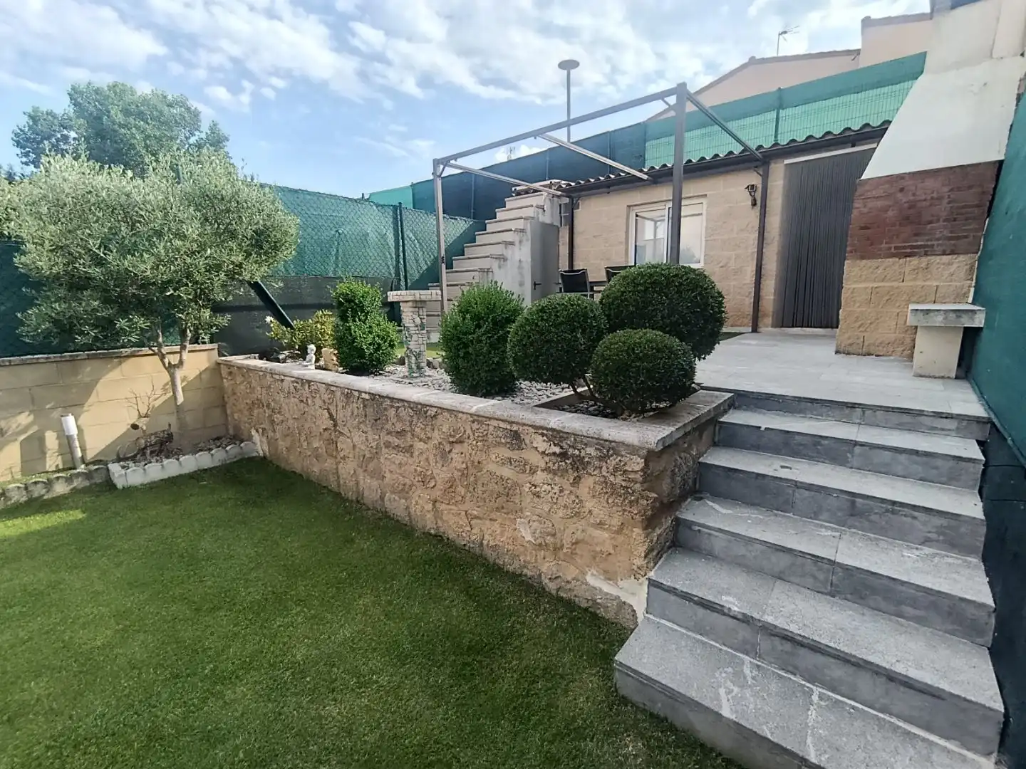 Casa adosada en venta en Calle El Campillo, 15, Hontoria de la Cantera Terraza de Casa adosada en venta en Hontoria de la Cantera con Jardín privado, Terraza y Parking comunitario
