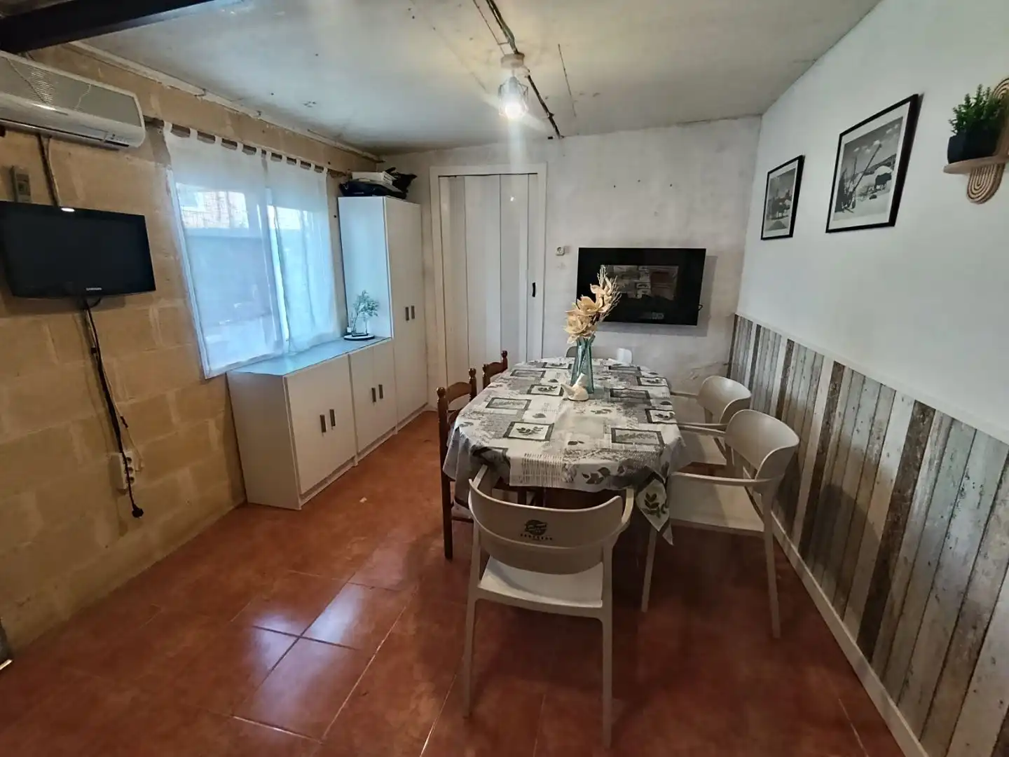 Casa adosada en venta en Calle El Campillo, 15, Hontoria de la Cantera Comedor de Casa adosada en venta en Hontoria de la Cantera con Jardín privado, Terraza y Parking comunitario
