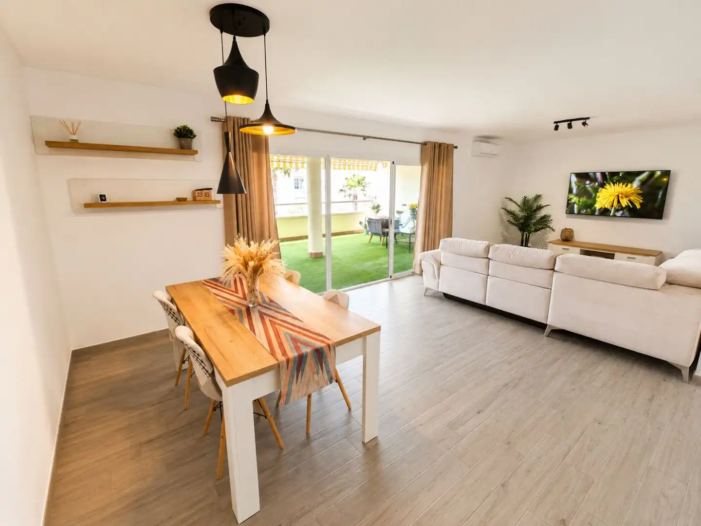 Flat for rent in Paseo de las Brisas, 3, Arroyo de la Miel Living room of Flat for rent in Benalmádena with Air Conditioner, Terrace and Swimming Pool