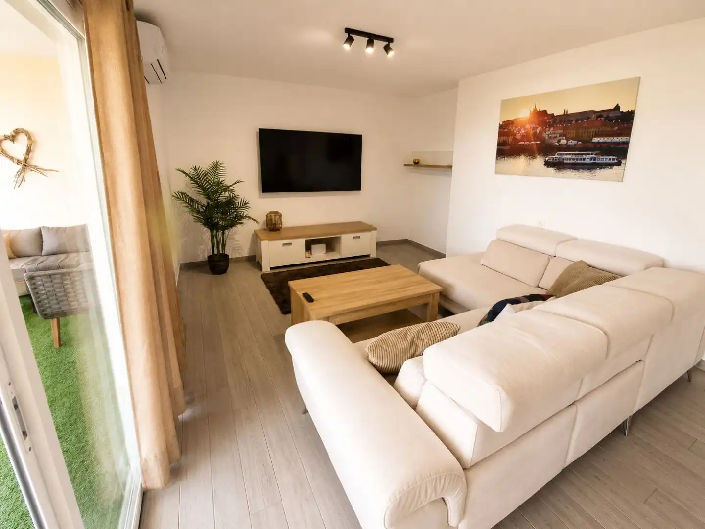 Flat for rent in Paseo de las Brisas, 3, Arroyo de la Miel Living room of Flat for rent in Benalmádena with Air Conditioner, Terrace and Swimming Pool